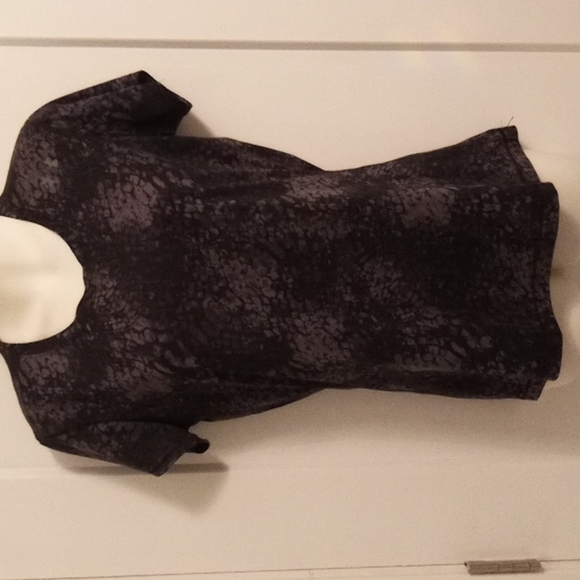 EUC Under Armour Fitted Heat Gear Black and Gray T Shirt Ladies Small - Picture 3 of 5